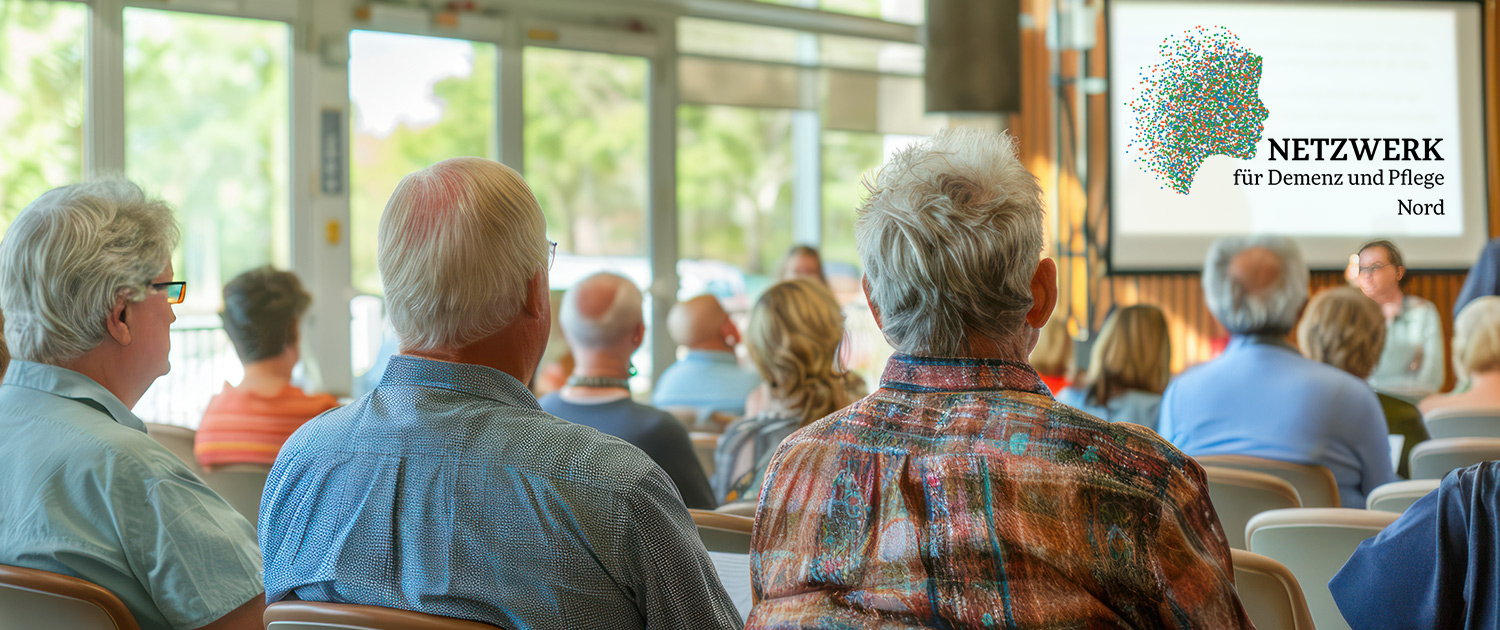Menschen sitzen in einem Veranstaltungsraum und hören einem Vortrag zu.
